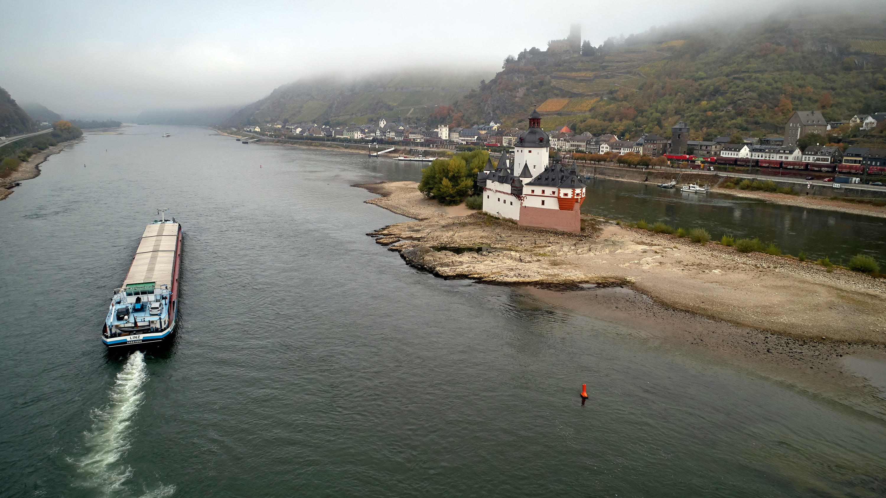 Extremes niedrigwasser und historische tiefststaende am rhein